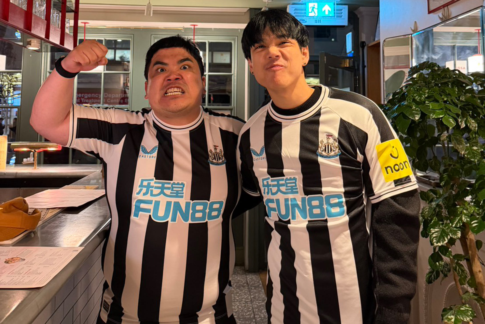 เด็กนิวคาสเซิล! แจ็ค แฟนฉัน-นิกกี้ ณฉัตร โผล่เชียร์ ‘สาลิกาดง’ ถึงอังกฤษ