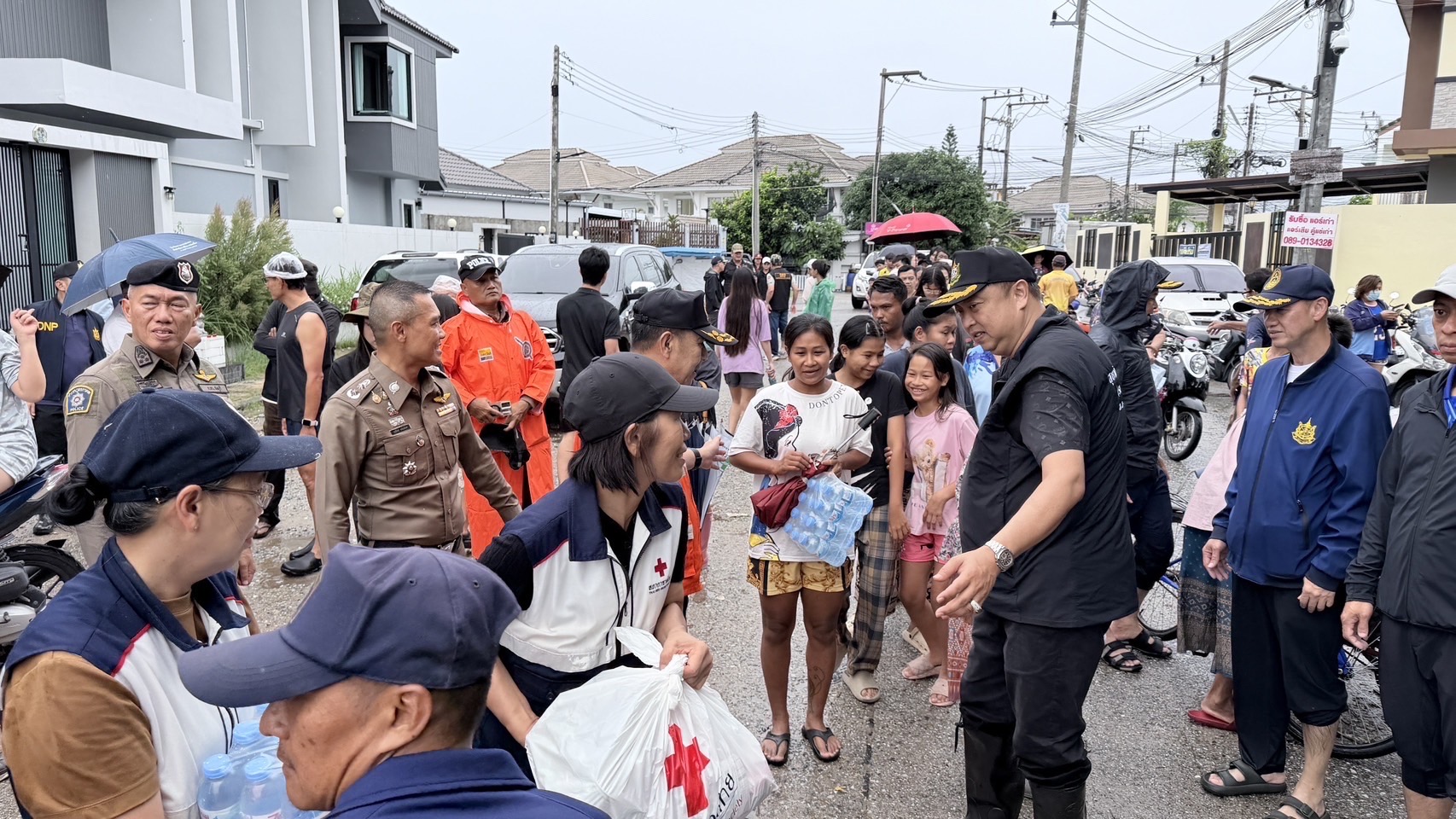 “รมว.สุชาติ” ห่วงใยผู้ประสบอุทกภัย สั่งกรมทะเลระดมกำลังช่วยเหลือประชาชนภาคตะวันออก